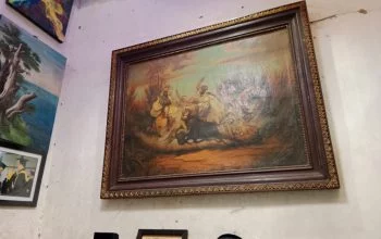 Sebuah lukisan tua bertema perburuan singa yang diyakini sebagai karya pelukis legendaris Indonesia, Raden Saleh Syarif Bustaman, tersimpan di Pondok Pesantren (Ponpes) Al Islah, Tembalang, Kota Semarang. (Foto: Dok. Pobpes Al Islah Tembalang)