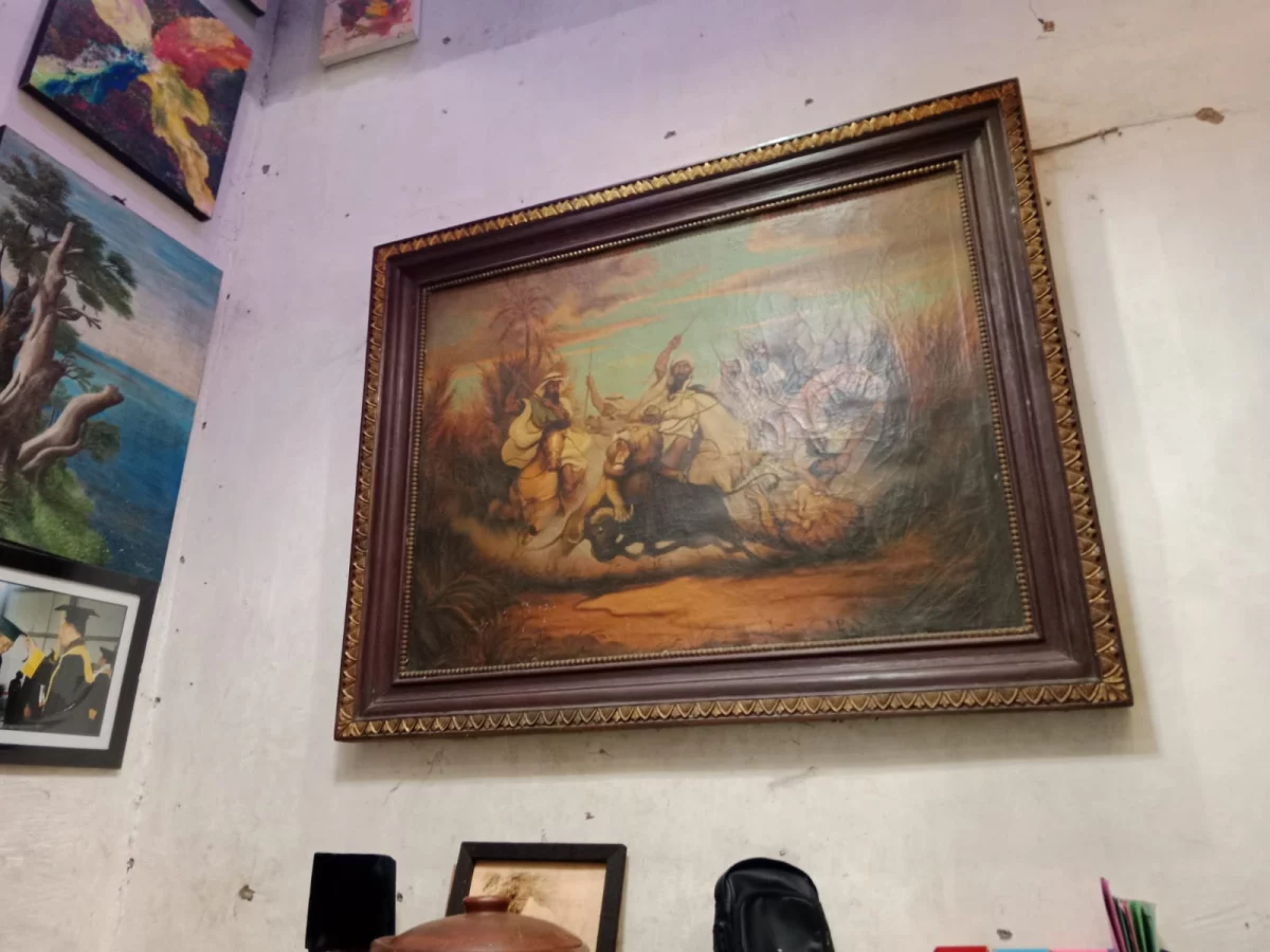 Sebuah lukisan tua bertema perburuan singa yang diyakini sebagai karya pelukis legendaris Indonesia, Raden Saleh Syarif Bustaman, tersimpan di Pondok Pesantren (Ponpes) Al Islah, Tembalang, Kota Semarang. (Foto: Dok. Pobpes Al Islah Tembalang)