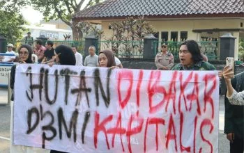 Mahasiswa Unissula saat aksi di depan Kantor Perum Perhutani Divisi Regional Jawa Tengah, Semarang Selatan, Jumat sore, 16 Oktober 2026. (Yuni Esa Anugrah/beritajateng.tv)