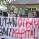 Mahasiswa Unissula saat aksi di depan Kantor Perum Perhutani Divisi Regional Jawa Tengah, Semarang Selatan, Jumat sore, 16 Oktober 2026. (Yuni Esa Anugrah/beritajateng.tv)