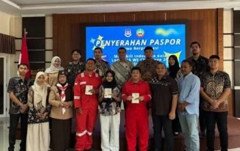 Dua siswa SMK Migas Cepu, Jeremy Vanco dan Radesta Kirana Prameswari, Didampingi Wakil Bupati Blora Sri Setyorini (Seragam Pramuka) Menunjukkan Paspor, Sabtu, 17 Oktober 2026. (Heri/beritajateng.tv)