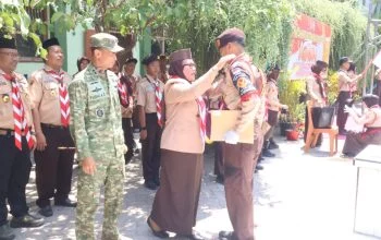 Komandan Kodim Blora Letkol Kav Yudhi Agus Setiyanto, mendampingi Wakil Bupati Blora, Sri Setyorini menyematkan Tandan Penggalang Garuda, di SMP Negeri 2 Blora, Sabtu, 17 Oktober 2026. (Heri/beritajateng.tv)