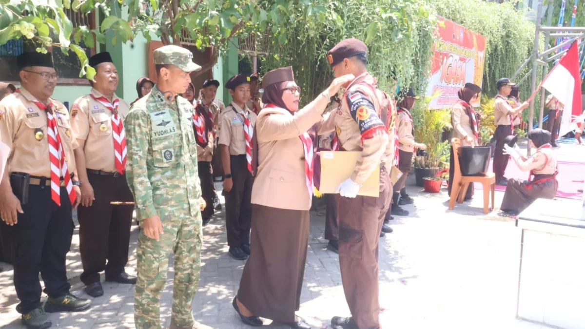 Komandan Kodim Blora Letkol Kav Yudhi Agus Setiyanto, mendampingi Wakil Bupati Blora, Sri Setyorini menyematkan Tandan Penggalang Garuda, di SMP Negeri 2 Blora, Sabtu, 17 Oktober 2026. (Heri/beritajateng.tv)