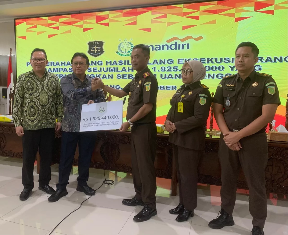 Kejaksaan Negeri (Kejari) Kota Semarang serahkan hasil lelang aset rampasan negara senilai Rp1,925 miliar kepada Bank Mandiri, di kantor Kejari Semarangm, Senin, 19 Oktober 2026. (Yuni Esa Anugrah/beritajateng.tv)