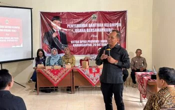 Salurkan Modal Usaha di Karanganyar, Sumanto Ajak Warga Kembangkan Potensi Ayam Kampung