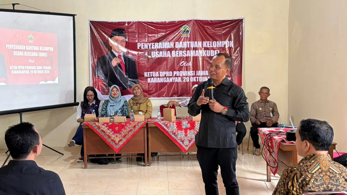 Ketua DPRD Jawa Tengah (Jateng), Sumanto, saat penyaluran modal usaha Kelompok Usaha Bersama (KUBE) di Balai Desa Jatiyoso, Kecamatan Jatiyoso, Kabupaten Karanganyar, Selasa, 20 Oktober 2026. (Foto: Dok. Beritajateng.tv)