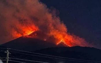 Ilustrasi foto Gunung Sumbing, di Jawa Tengah, yang terbakar, Senin malam, 19 Oktober 2026. (Foto: Dok. Instagram @ibnu_almadad)