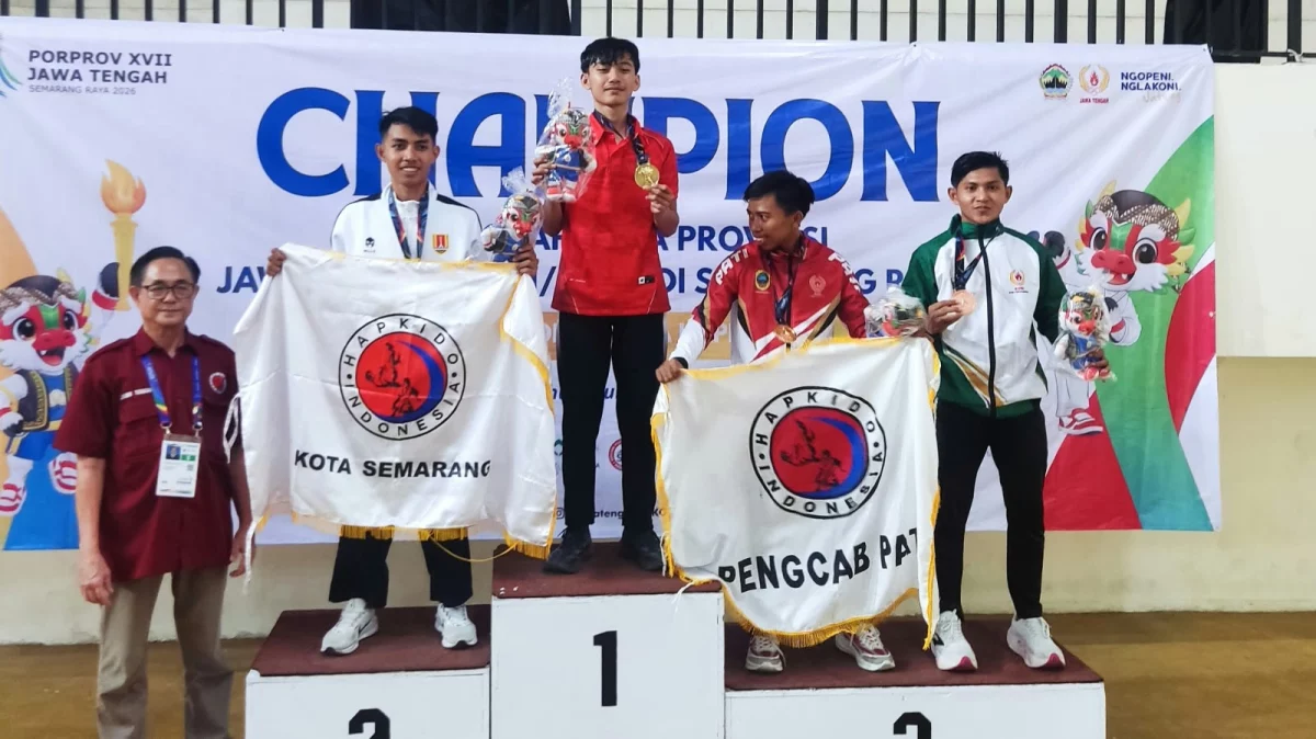 Atlet Hapkido Kabupaten Semarang, Mathea Dwi Prayoga sukses berdirin di podium tertinggi dan sukses meraih medali emas perdana bagi kontingen Kabupaten Semarang di kelas Daeryun 54 kilogram Putra. (Foto: Dok.)