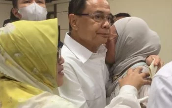 Bupati Pati nonaktif Sudewo memeluk anak dan istrinya yang menangis usai sidang pembacaan vonis di Pengadilan Tindak Pidana Korupsi (Tipikor) Semarang, Rabu, 21 Oktober 2026. (Yuni Esa Anugrah/beritajateng.tv)