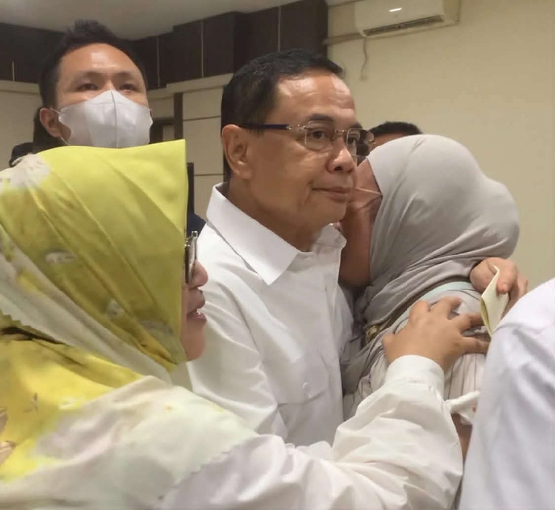 Bupati Pati nonaktif Sudewo memeluk anak dan istrinya yang menangis usai sidang pembacaan vonis di Pengadilan Tindak Pidana Korupsi (Tipikor) Semarang, Rabu, 21 Oktober 2026. (Yuni Esa Anugrah/beritajateng.tv)