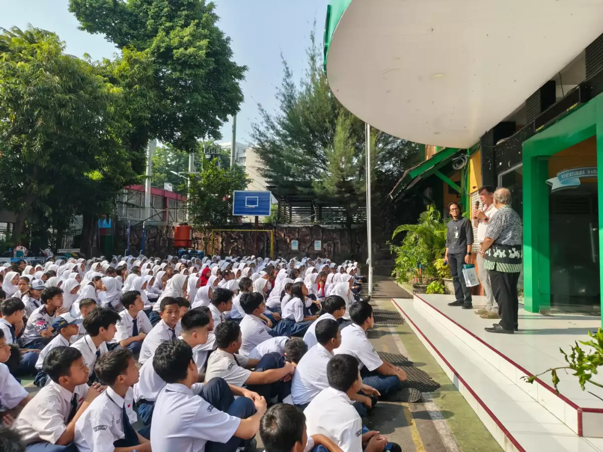 Pendiri MathCityMap, Prof. Matthias Ludwig, dari Goethe University Frankfurt am Main, Jerman, saat berkunjung ke SMPN 7 Semarang, belum lama ini. (Foto: Dok. SMPN 7 Semarang)