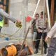 Proses penyelamatan dua pekerja penggali sumur, di lingkungan RT 09/ RW 05 Desa Dadapayam, Kecamatan Suruh, Kabupaten Semarang, Rabu siang, 21 Oktober 2026. (Bowo Pribadi/beritajateng.tv)