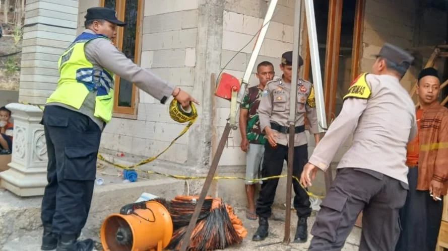 Proses penyelamatan dua pekerja penggali sumur, di lingkungan RT 09/ RW 05 Desa Dadapayam, Kecamatan Suruh, Kabupaten Semarang, Rabu siang, 21 Oktober 2026. (Bowo Pribadi/beritajateng.tv)