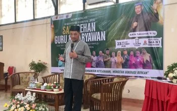 Kiai Fahrurrozi saat memberikan tausiah dalam acara Sarasehan memperingati Hari Santri Nasional (HSN) di SMAN 1 Semarang, Jumat, 23 Oktober 2026. (Yuni Esa Anugrah/beritajateng.tv)