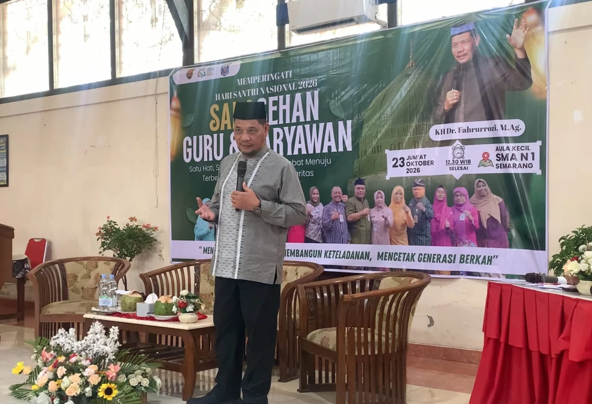 Kiai Fahrurrozi saat memberikan tausiah dalam acara Sarasehan memperingati Hari Santri Nasional (HSN) di SMAN 1 Semarang, Jumat, 23 Oktober 2026. (Yuni Esa Anugrah/beritajateng.tv)