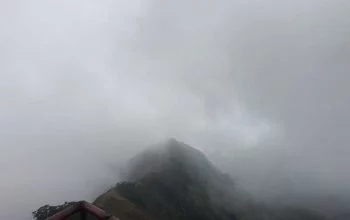 Kondisi lokasi Gantolle di Gunung Telomoyo, Kabupaten Semarang tertutup kabut Tebal yang mengganggu jarak pandang, Sabtu siang, 24 Oktober 2026. (Bowo Pribadi/beritajateng.tv) 