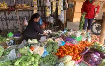 Pedagang sayuran saat melayani pembeli di pasar Peterongan Kota Semarang, Sabtu, 24 Oktober 2026. (Yuni Esa Anugrah/beritajateng.tv)