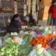 Pedagang sayuran saat melayani pembeli di pasar Peterongan Kota Semarang, Sabtu, 24 Oktober 2026. (Yuni Esa Anugrah/beritajateng.tv)