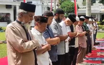 Kegiatan sholat istisqa yang dilaksanakan Forum Umat Islam Salatiga, di halaman kantor Pemkot Salatiga, Sabtu, 24 Oktober 2026. (Bowo Pribadi/beritajateng.tv)