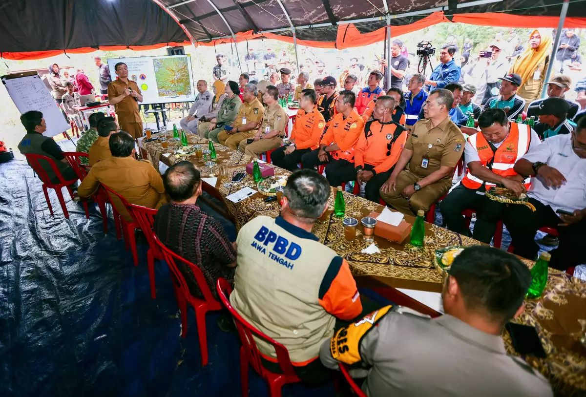Gubernur Jawa Tengah Ahmad Luthfi usai rapat dengan relawan, Bupati Karanganyar dan BPBD Karanganyar di Pos Sakura Hills, Tawangmangu, Karanganyar, Senin, 26 Oktober 2026. (Foto: Dok. Pemprov Jateng)
