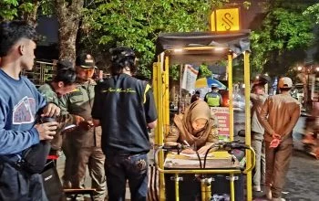 Petugas gabungan Pemkot Salatiga saat melakukan penertiban dan pendataan Pedagang Kaki Lima (PKL) di kawasan Alun- alun Pancasila, Kota Salatiga, Senin malam, 26 Oktober 2026. (Bowo Pribadi/beritajateng.tv)