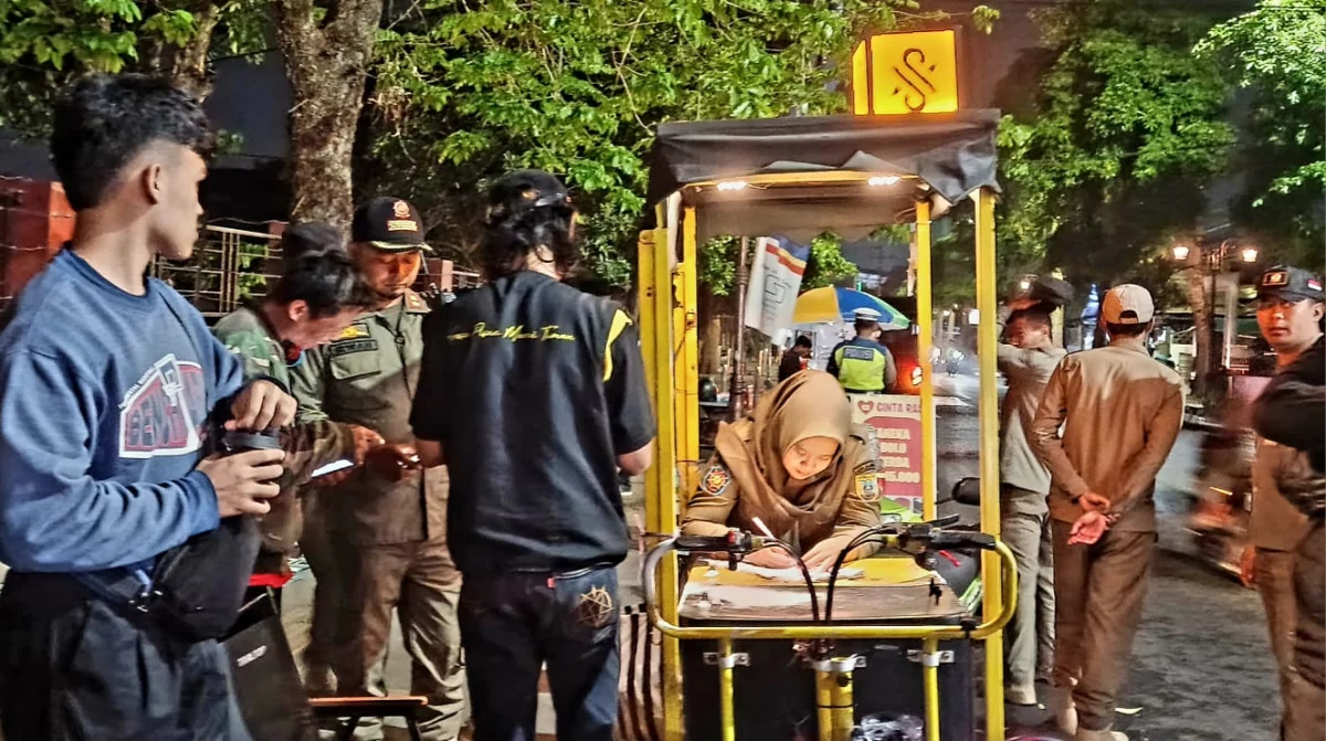 Petugas gabungan Pemkot Salatiga saat melakukan penertiban dan pendataan Pedagang Kaki Lima (PKL) di kawasan Alun- alun Pancasila, Kota Salatiga, Senin malam, 26 Oktober 2026. (Bowo Pribadi/beritajateng.tv)