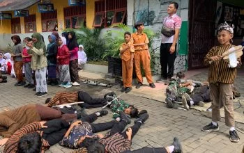 Siswa kelas V SDN Pendrikan Lor 01 saat pentas drama teatrikal bertema Kongres Pemuda 1928 dalam peringatan Hari Sumpah Pemuda, Rabu, 28 Oktober 2026. (Yuni Esa Anugrah/beritajateng.tv)