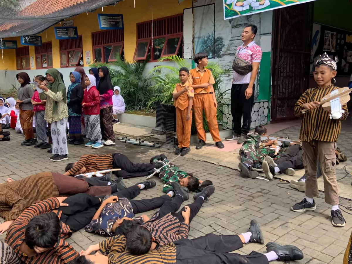 Siswa kelas V SDN Pendrikan Lor 01 saat pentas drama teatrikal bertema Kongres Pemuda 1928 dalam peringatan Hari Sumpah Pemuda, Rabu, 28 Oktober 2026. (Yuni Esa Anugrah/beritajateng.tv)