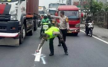 vPetugas Unit Gakkum Satlantas Polres Semarang melakukan olah TKP di lokasi kecelakaan lalu lintas di Jalan Diponegoro Ungaran, Kabupaten Semarang, Jumat, 30 Oktober 2026. (Bowo Pribadi/beritajateng.tv)