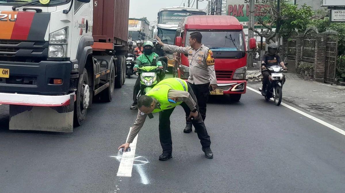 vPetugas Unit Gakkum Satlantas Polres Semarang melakukan olah TKP di lokasi kecelakaan lalu lintas di Jalan Diponegoro Ungaran, Kabupaten Semarang, Jumat, 30 Oktober 2026. (Bowo Pribadi/beritajateng.tv)