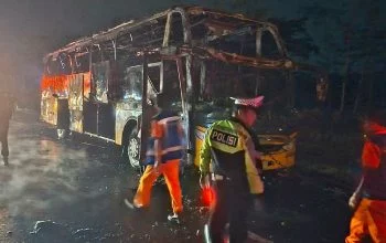 Penanganan kebakaran bus PO Tunggal Dara di KM 439+800 B ruas tol Semarang- Solo, Jumat malam, 30 Oktober 2026. (Bowo Pribadi/beritajateng.tv)
