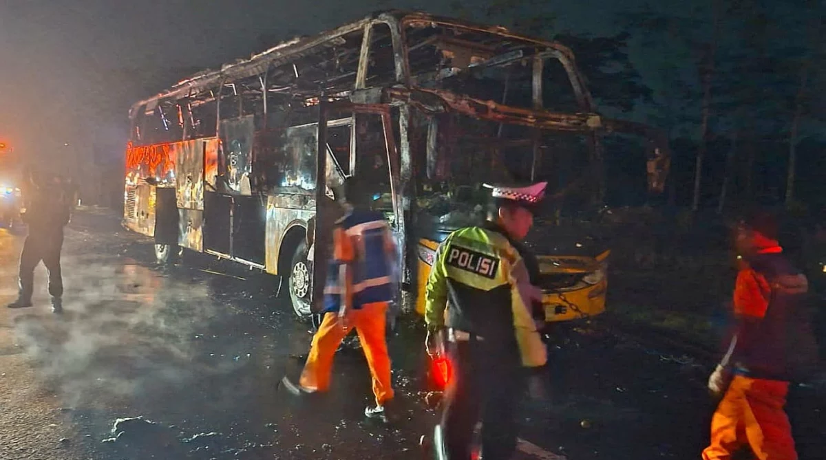 Penanganan kebakaran bus PO Tunggal Dara di KM 439+800 B ruas tol Semarang- Solo, Jumat malam, 30 Oktober 2026. (Bowo Pribadi/beritajateng.tv)