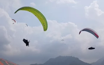 Sejumlah penerbang dalam Pekan Olahraga Provinsi (Porprov) Jateng XVII 2026, di Gunung Telomoyo, Kabupaten Semarang. (Bowo Pribadi/beritajateng.tv)