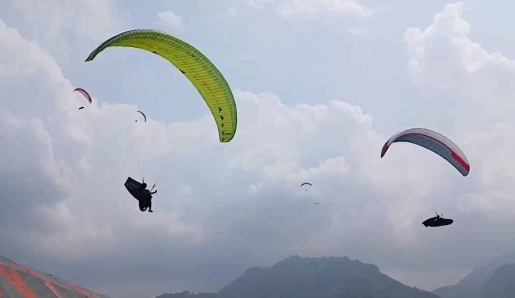 Sejumlah penerbang dalam Pekan Olahraga Provinsi (Porprov) Jateng XVII 2026, di Gunung Telomoyo, Kabupaten Semarang. (Bowo Pribadi/beritajateng.tv)