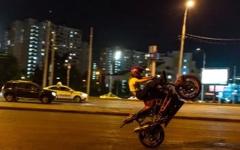 Ilustrasi wheelie (Anastasia Shuraeva - Pexels)