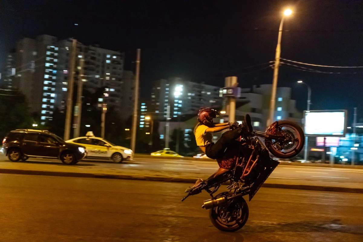 Ilustrasi wheelie (Anastasia Shuraeva - Pexels)
